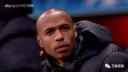 足球球场上的感人瞬间,球场上的感人瞬间放弃射门