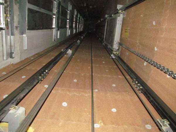 电梯门对着入户门真的不能买吗,宅门对路有什么说法