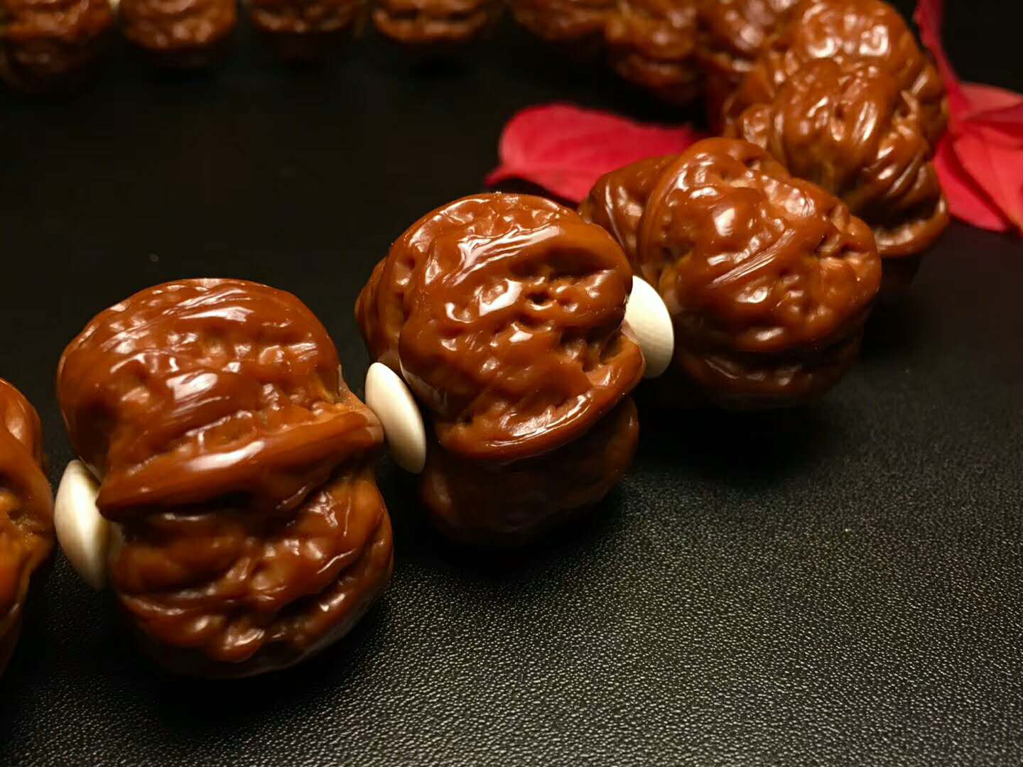 怎么挑选一串极品野生小核桃手串,野生核桃和普通核桃手串