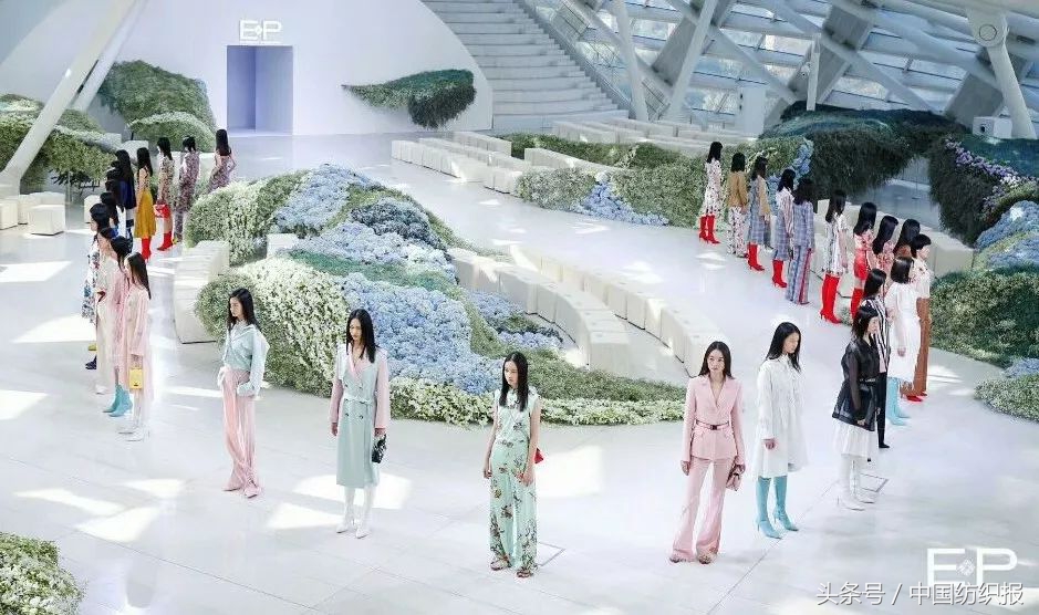 雅莹独爱东方意韵，“艾德莱斯出天山”尽显异域风情