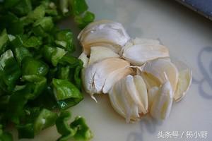 青椒炒小河虾配煎饼,青椒炒河虾不用油炸