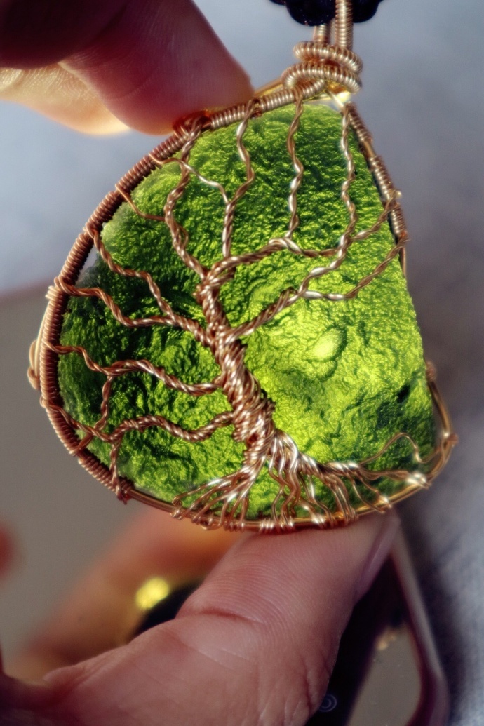 捷克红陨石水晶,捷克陨石要黑一点的还是绿一点的