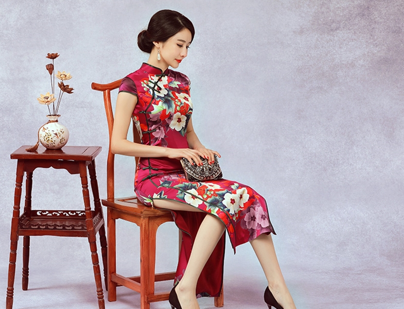 一袭旗袍显示柔美,真丝旗袍最能体现女人的优雅高贵
