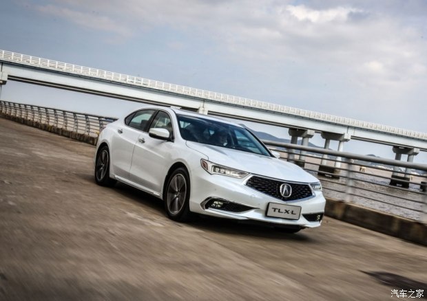 国产全新福克斯谍照/丰田CH-R赛车亮相/广汽讴歌TLX-L亮相