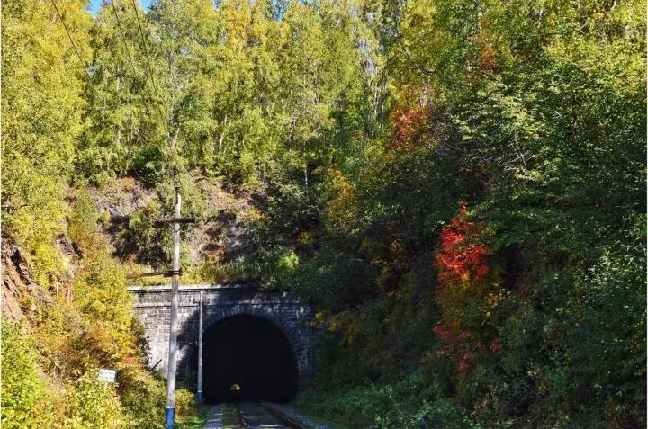 坐火车穿越俄罗斯西伯利亚,欧洲火车途经小镇