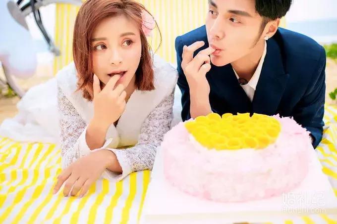 婚纱照挂在卧室床对面的墙上好吗,主婚纱照摆放在卧室的最佳效果图