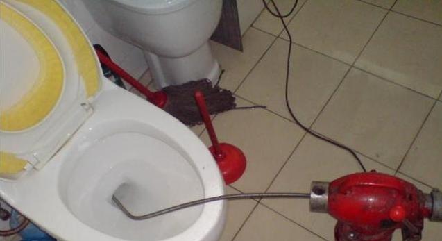 万万没想到，马桶堵了用开水就能通？看完老师傅的操作我信了！