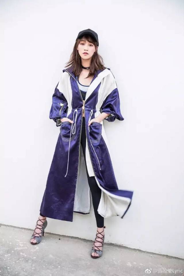 江疏影短袖绿色套装,江疏影穿的阿迪达斯羽绒服