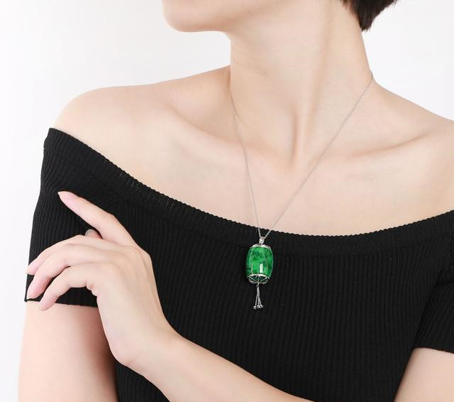 据说这种翡翠，生意人见一个爱一个！外形就像“啤酒桶”！