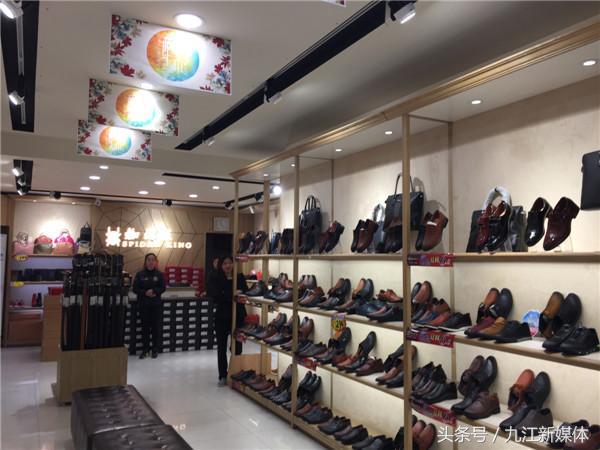 老大爷质疑皮鞋非真皮“蜘蛛王”店主怒怼消费者