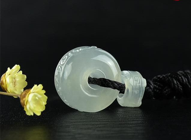 据说这种翡翠，生意人见一个爱一个！外形就像“啤酒桶”！