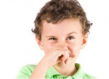 小孩起床老是打喷嚏流鼻涕,小孩鼻炎老是流鼻涕怎么办