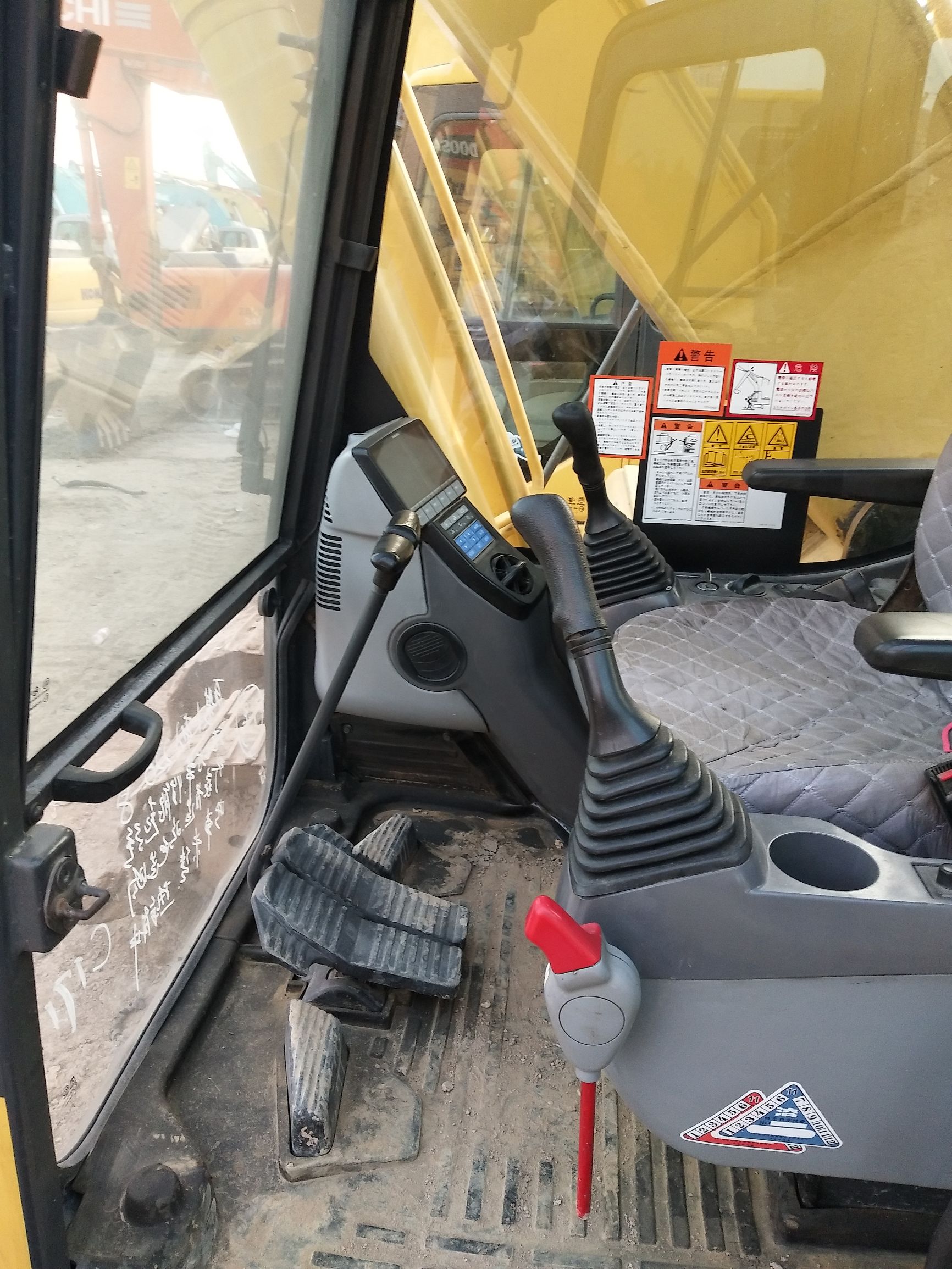 广州个人二手小松220挖掘机多少钱,18年二手小松挖掘机大概多少钱