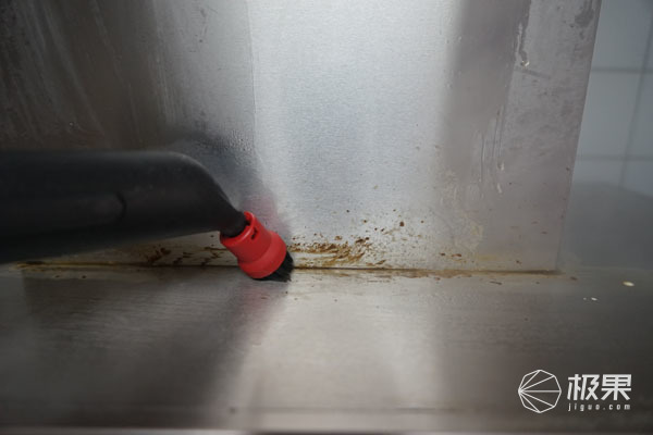 地板上粘东西了怎么弄掉,地板上粘了水泥怎么办