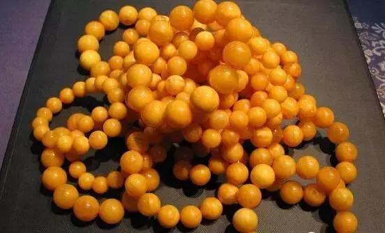 藏区老蜜蜡极品鸡油黄,鸡油老蜜蜡用紫光灯打是什么颜色