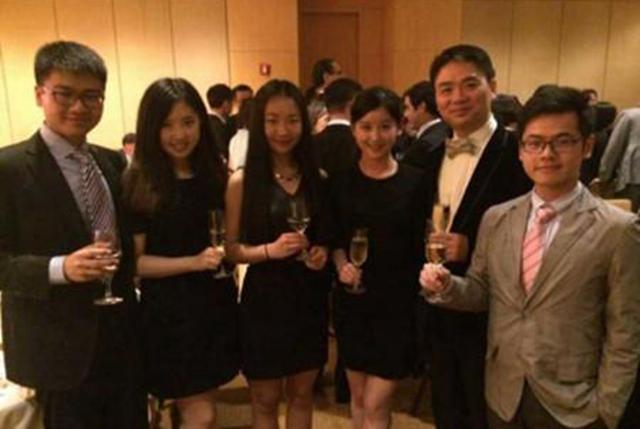 刘强东奶茶妹妹同框视频,刘强东奶茶妹妹同框照片