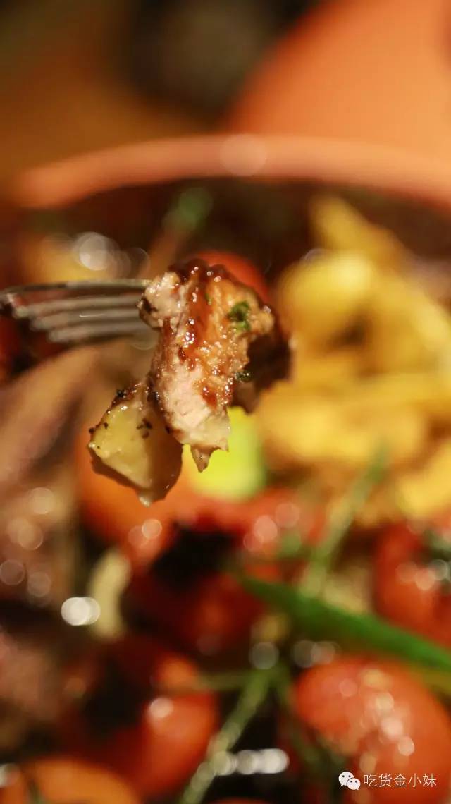 纸牌屋里的烤肋排来南京了！但要坐在公路上吃你敢不敢？！