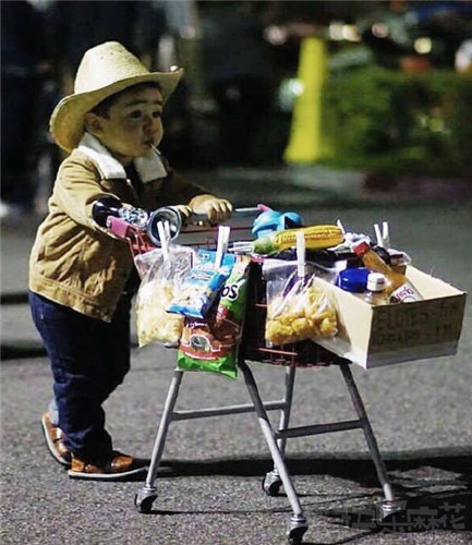 哥们花钱雇了个帅小伙回家见父母,他爸妈竟然同意了!