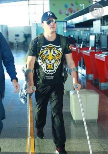 吴京拄拐杖是怎么回事,吴京讲述双拐的原因