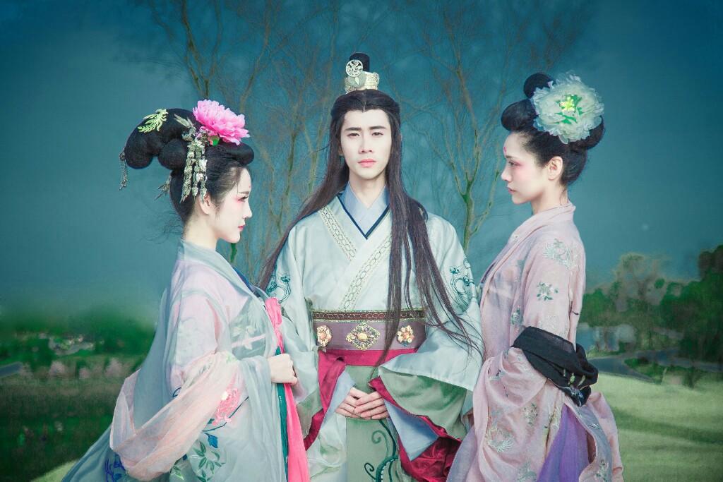 作为皇帝，他是个笑话，作为诗人，他是个神话