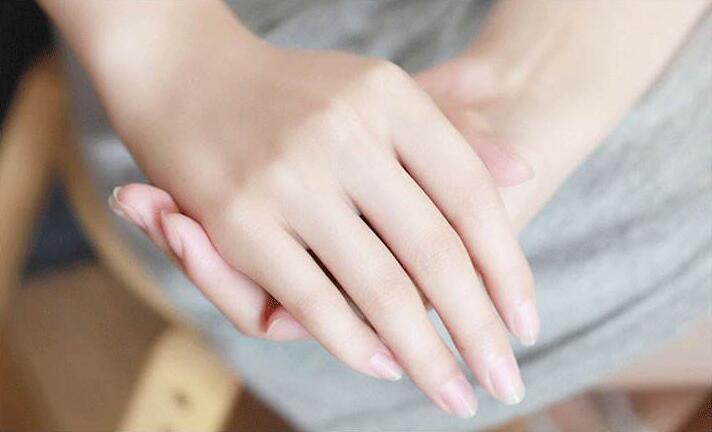 如果你的手粗糙干裂比较严重,手粗糙干裂怎样做手膜