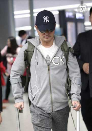 吴京拄拐杖是怎么回事,吴京讲述双拐的原因