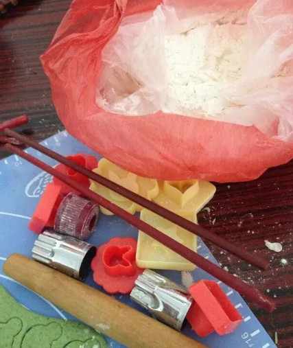 宝宝面条自己做蝴蝶面,一岁宝宝自制蝴蝶面做法