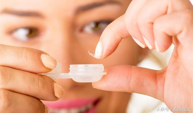 睡前喝太多水眼睛肿怎么办,怎么解决晚上喝水眼睛肿的问题