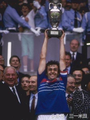 2016年欧洲杯金球奖金靴奖,历届欧洲足球金球奖得主捧杯图片