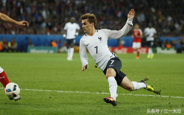 2016年欧洲杯金球奖金靴奖,历届欧洲足球金球奖得主捧杯图片