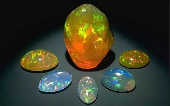 玉天下珠宝橱窗,玉天下