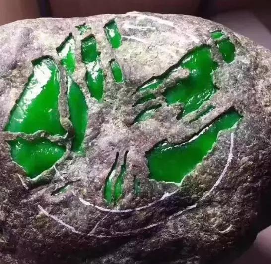 翡翠赌石的12种玩法图片,莫湾基翡翠原石赌石要诀