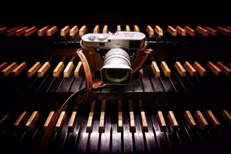 新婚,老婆没有要钻戒,买了一台徕卡