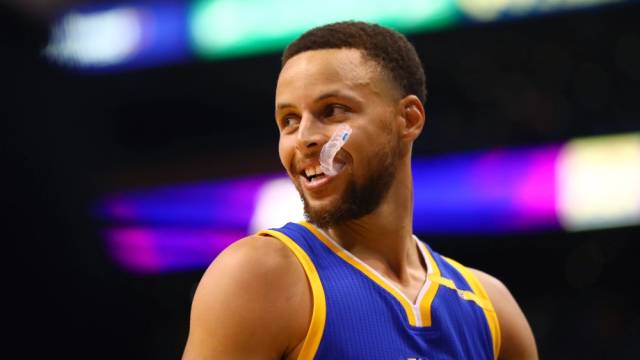 库里的进攻招式之一:把后撤步变成“小碎步”用来欺骗防守人!