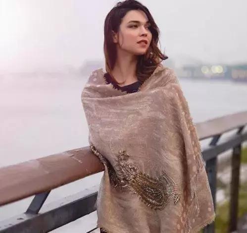 披上这一席披肩斗篷吧~