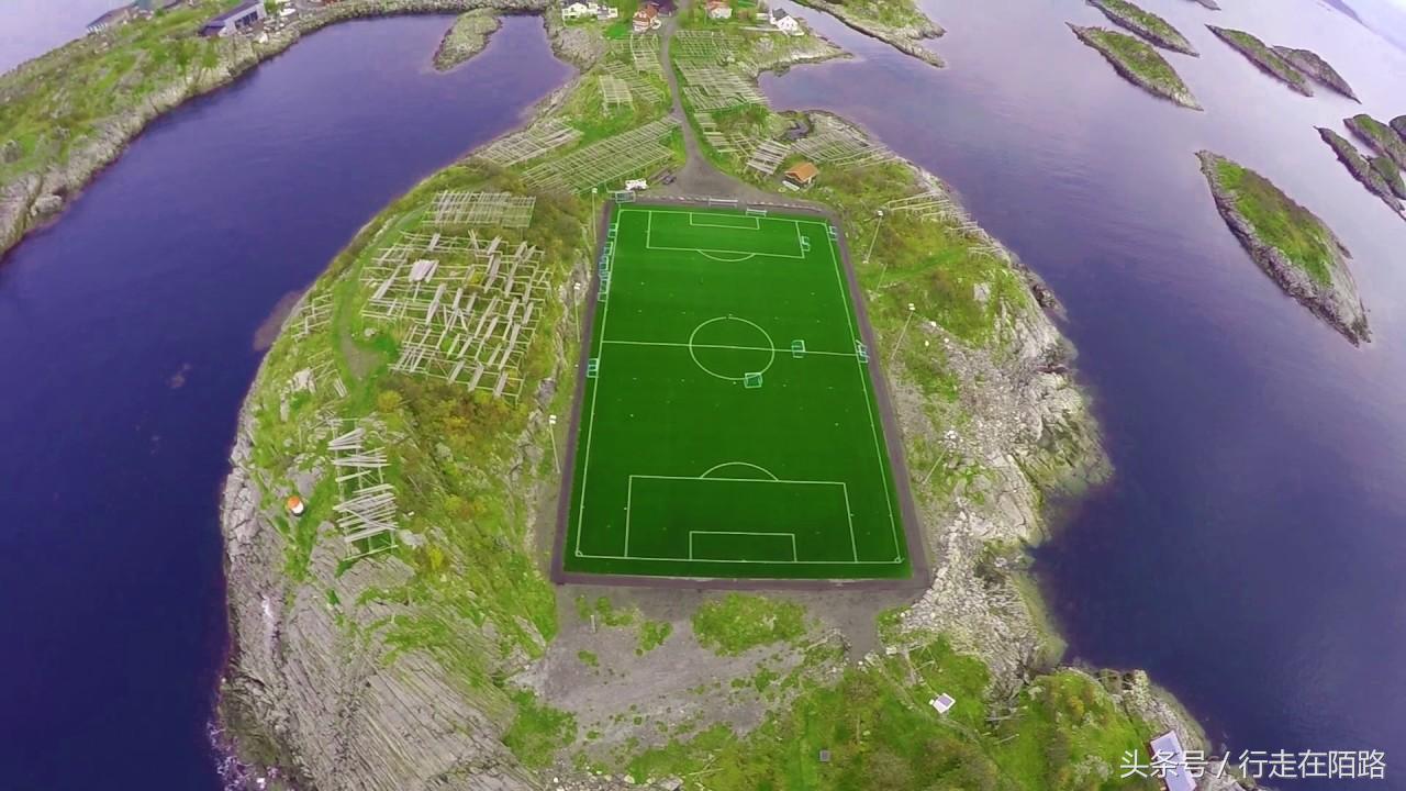 挪威北部罗浮敦群岛足球场,挪威渔民捕鱼