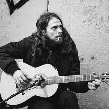 怎么样把吉他弹崩,吉他的音色会越来越差吗