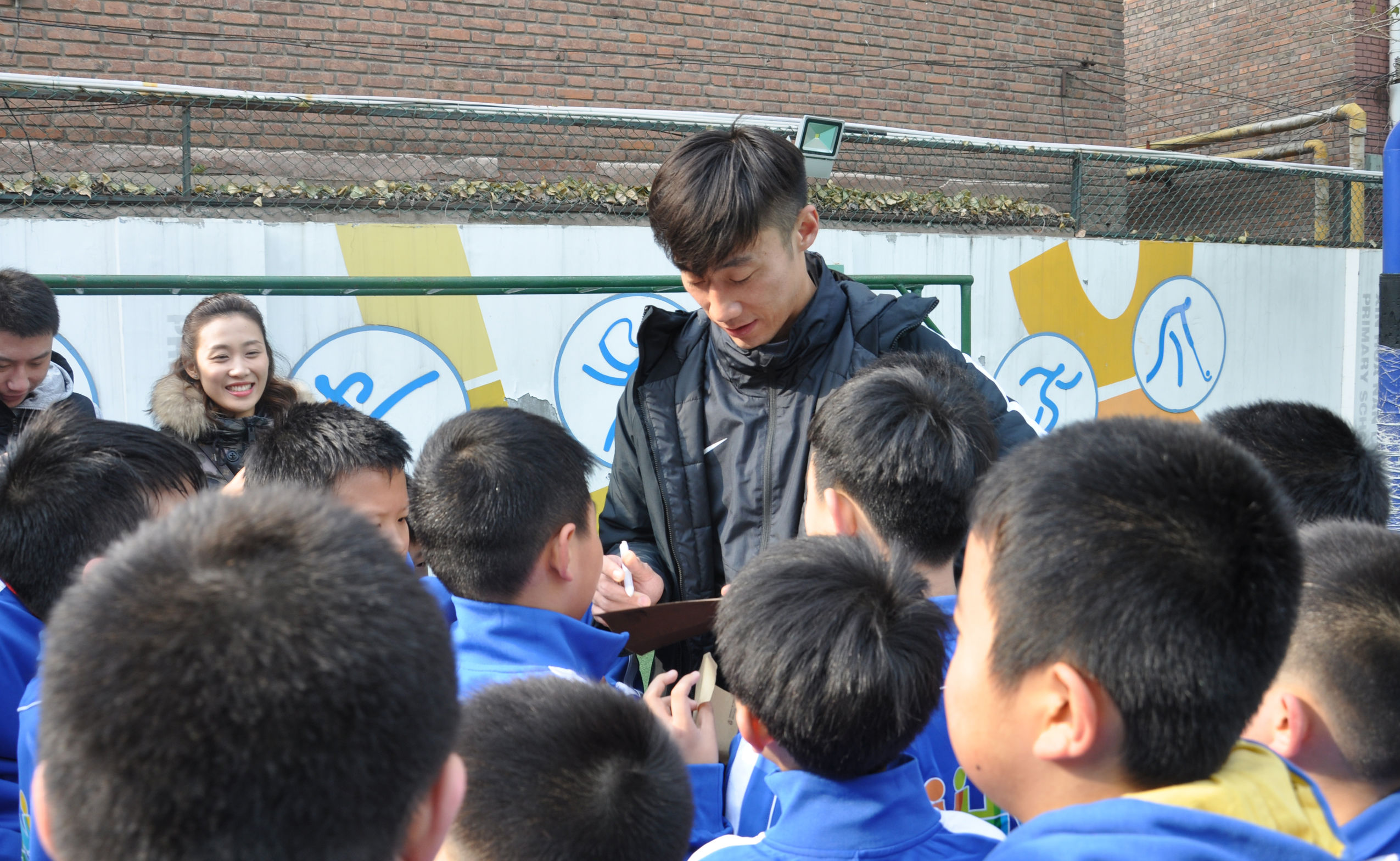 权健队长助力校园足球假期不停歇“一鹭陪伴”走进津门校园