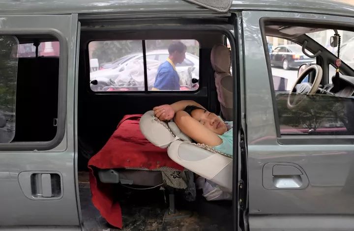 油腻时代的中年人,人到中年比油腻更可怕的不过如此