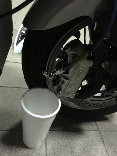 自己动手更换刹车油管软管,摩托车刹车油管更换