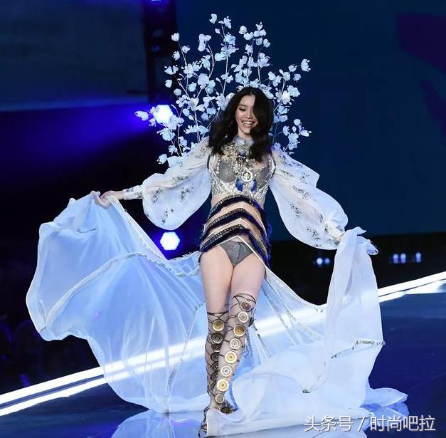 奚梦瑶维密秀摔倒原因,奚梦瑶维密秀摔倒下台哭