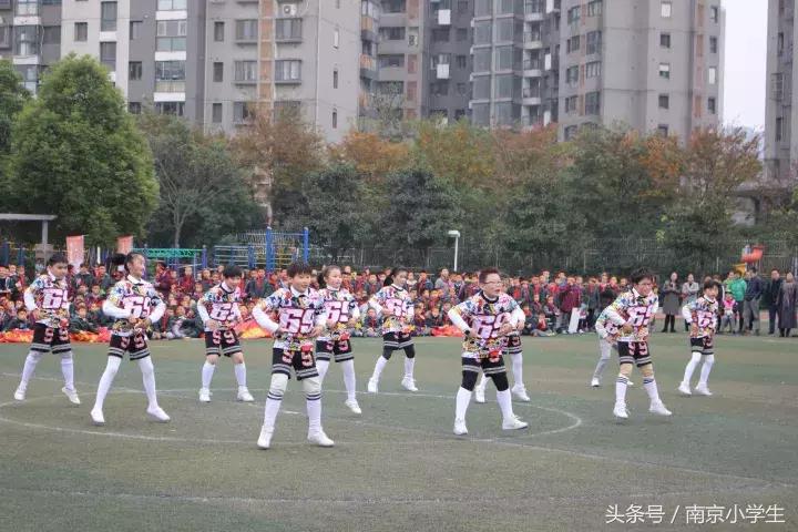 南京金陵汇文小学足球,寒风阻挡不了孩子们的热情