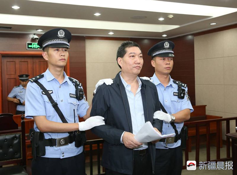 晨看*疆新**｜小伙踩警车晒照被拘；这个官员受贿2千余万获刑12年