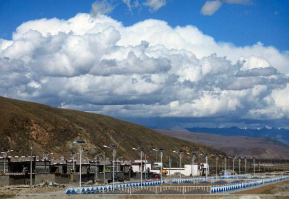 美出天际日照金山,美出天际饱和度惊人