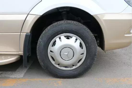 有车有房更有家人的陪伴,有床有车有油还可以烤菜的房车