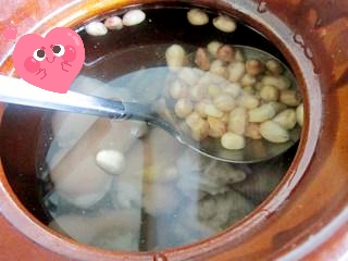 粤式花生莲藕猪脚汤,花生猪脚鸡爪汤