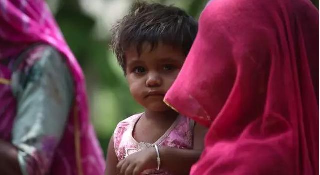 为保护孩子惨遭欺负,为了孩子甘愿被人欺负