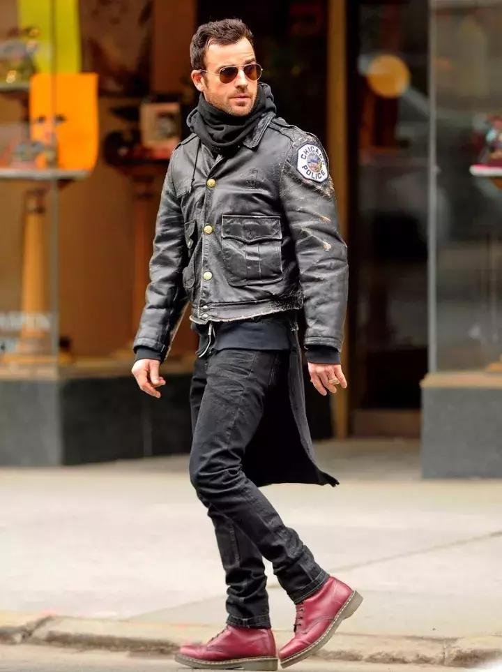 这双靴子一旦穿上就会“中毒”