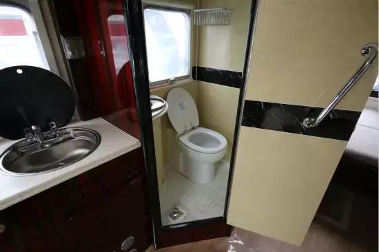 有车有房更有家人的陪伴,有床有车有油还可以烤菜的房车