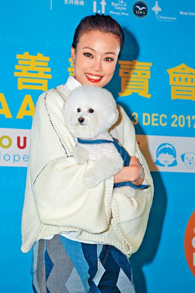 容祖儿与妈妈齐出席英皇护狗活动，同杨受成夫妇言谈甚欢